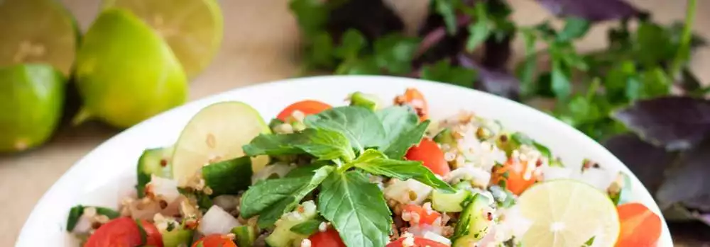 salade de quinoa aux légumes frais, saine et nutritive