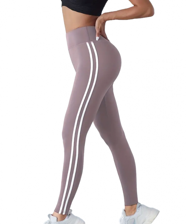 Femme portant un legging mauve pendant une séance d'entraînement intensif