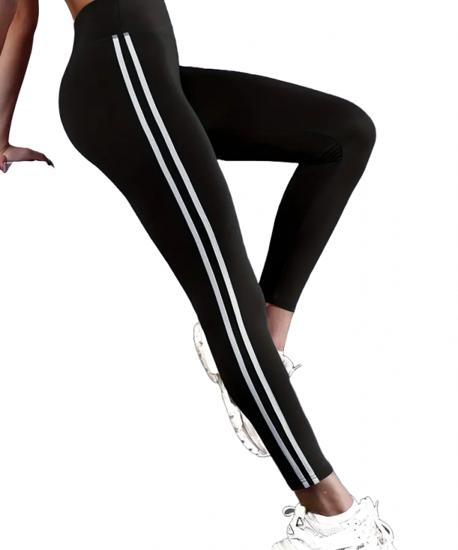 Femme portant un legging noir décontracté dans un cadre urbain.